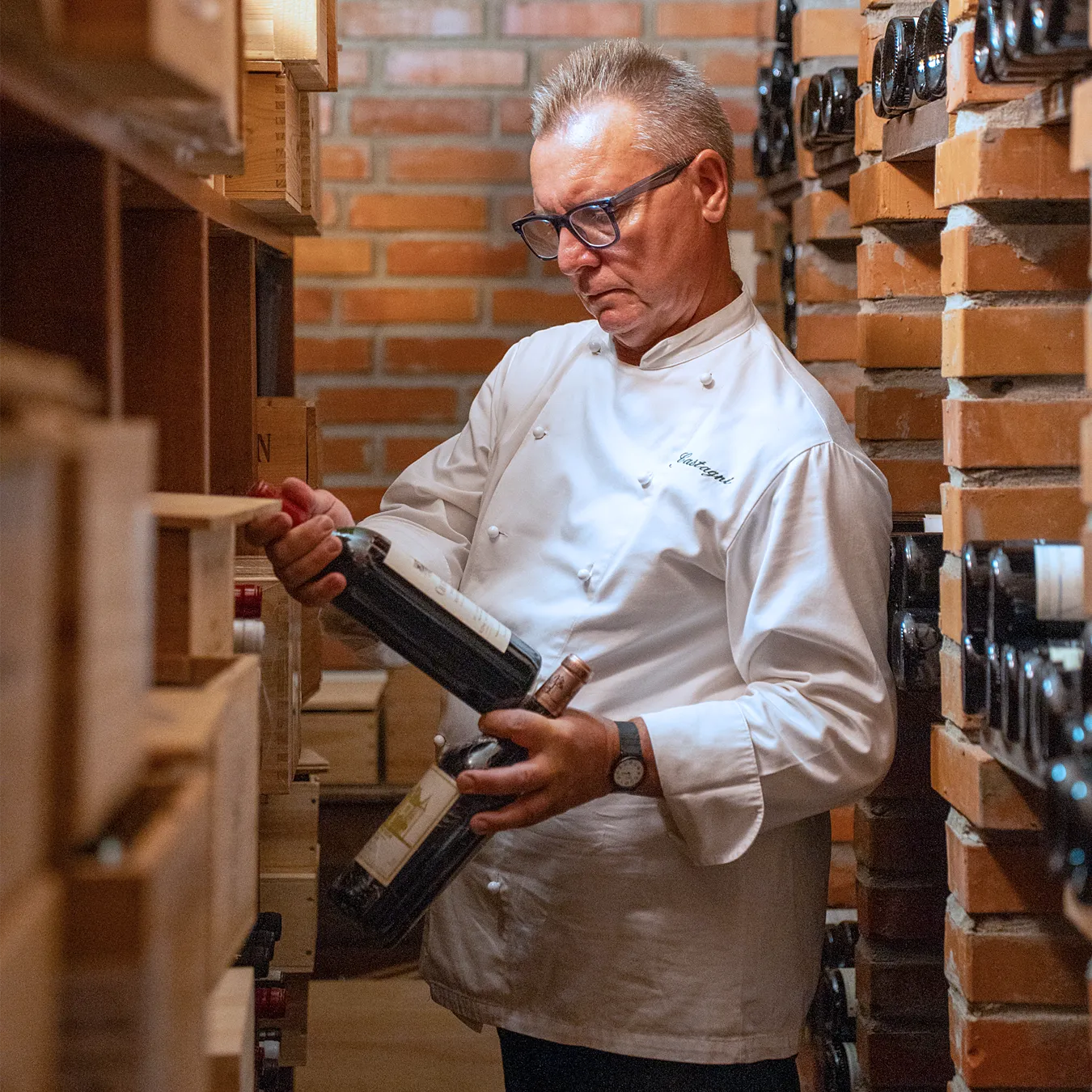 Enrico Gerli sceglie del vino nella cantina de I Castagni